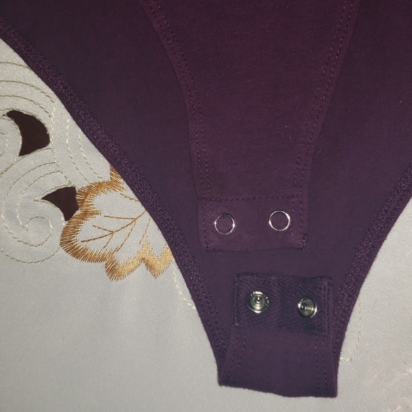 Lattice v mock neck bodysuit Forever 21 ➕ - Picture 3 of 3